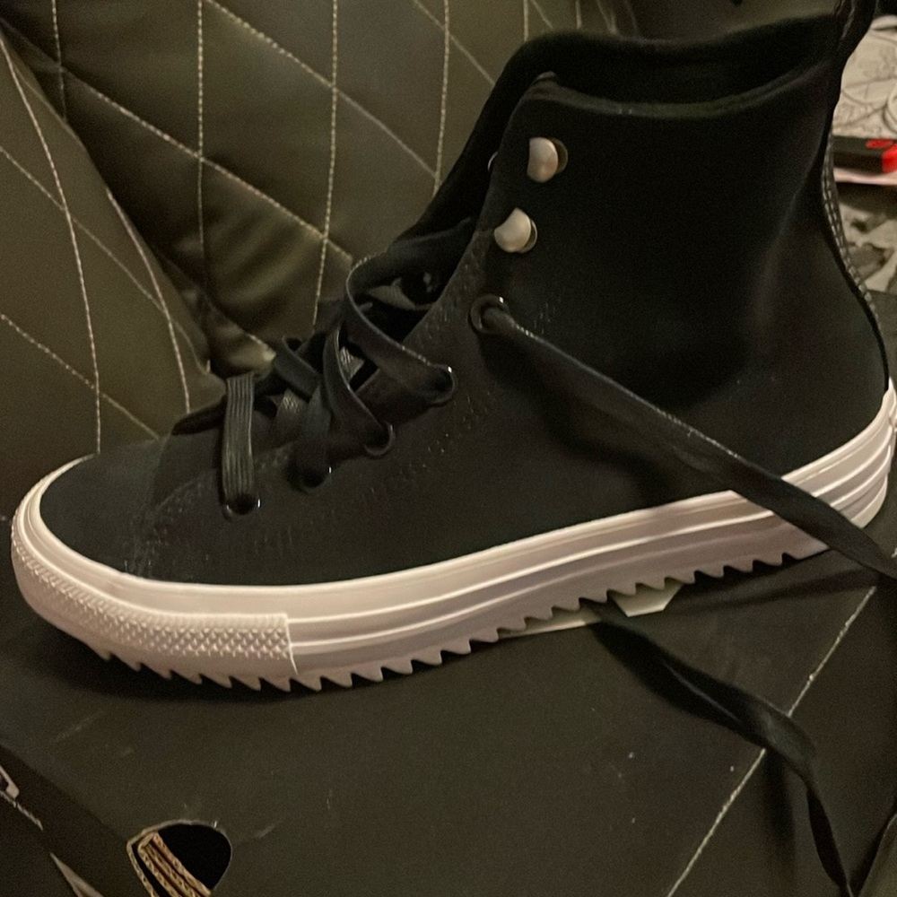 Black Woman Converse size 7